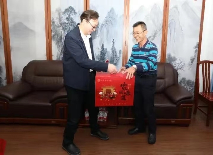 1705652424358509.jpg 陳波一行到海南礦業(yè)開展新春走訪慰問.jpg