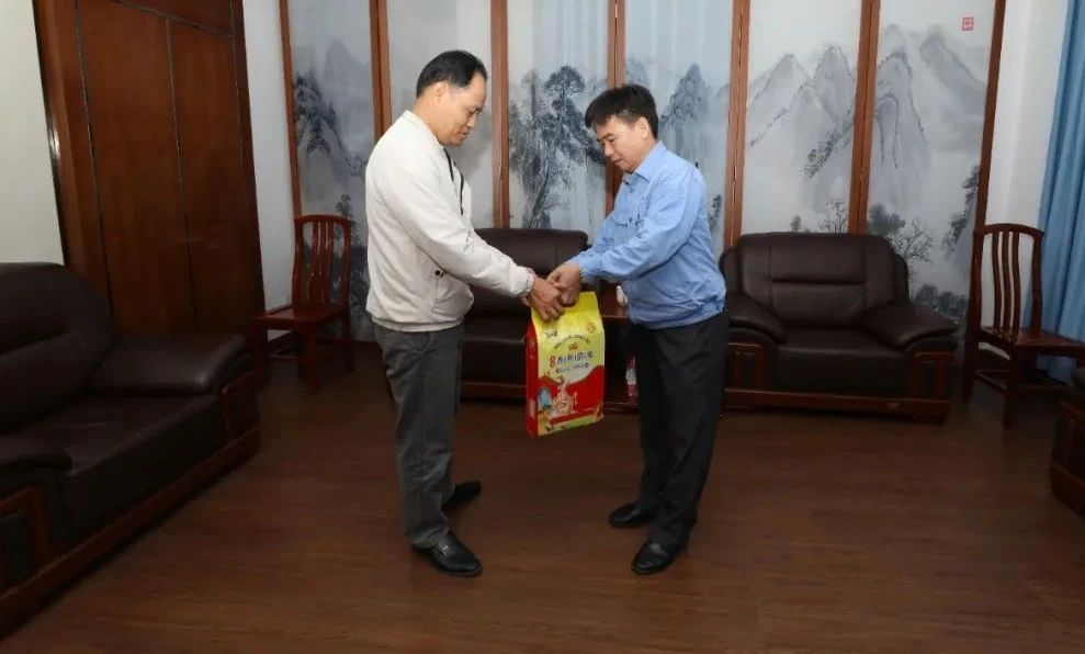 1705652659930442.jpg 海南省總工會到海南礦業(yè)開展新春慰問2.jpg