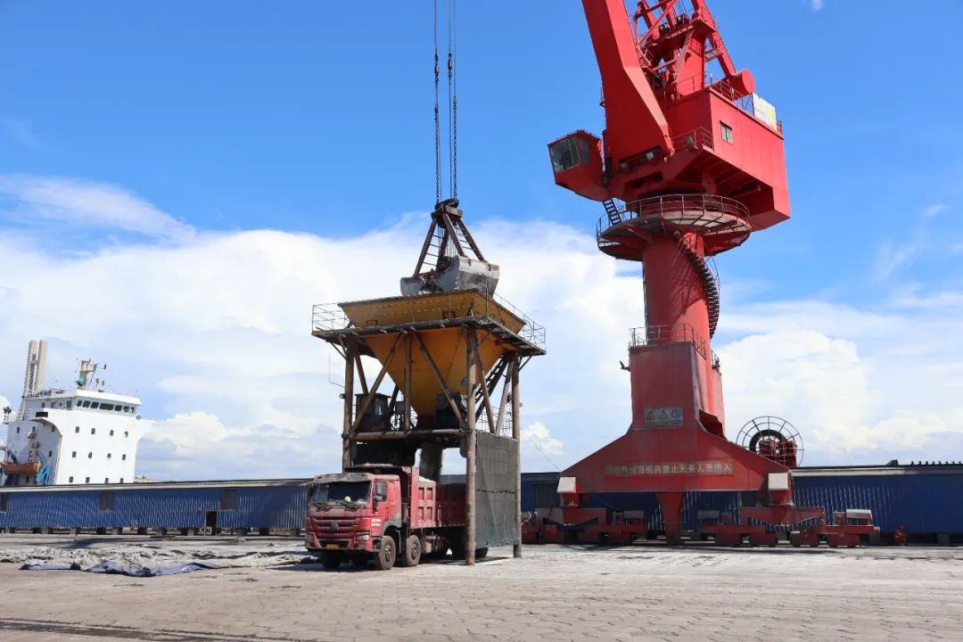 鋰精礦到港 回轉窯點火 星之海氫氧化鋰項目建設進入沖刺階段1.jpg