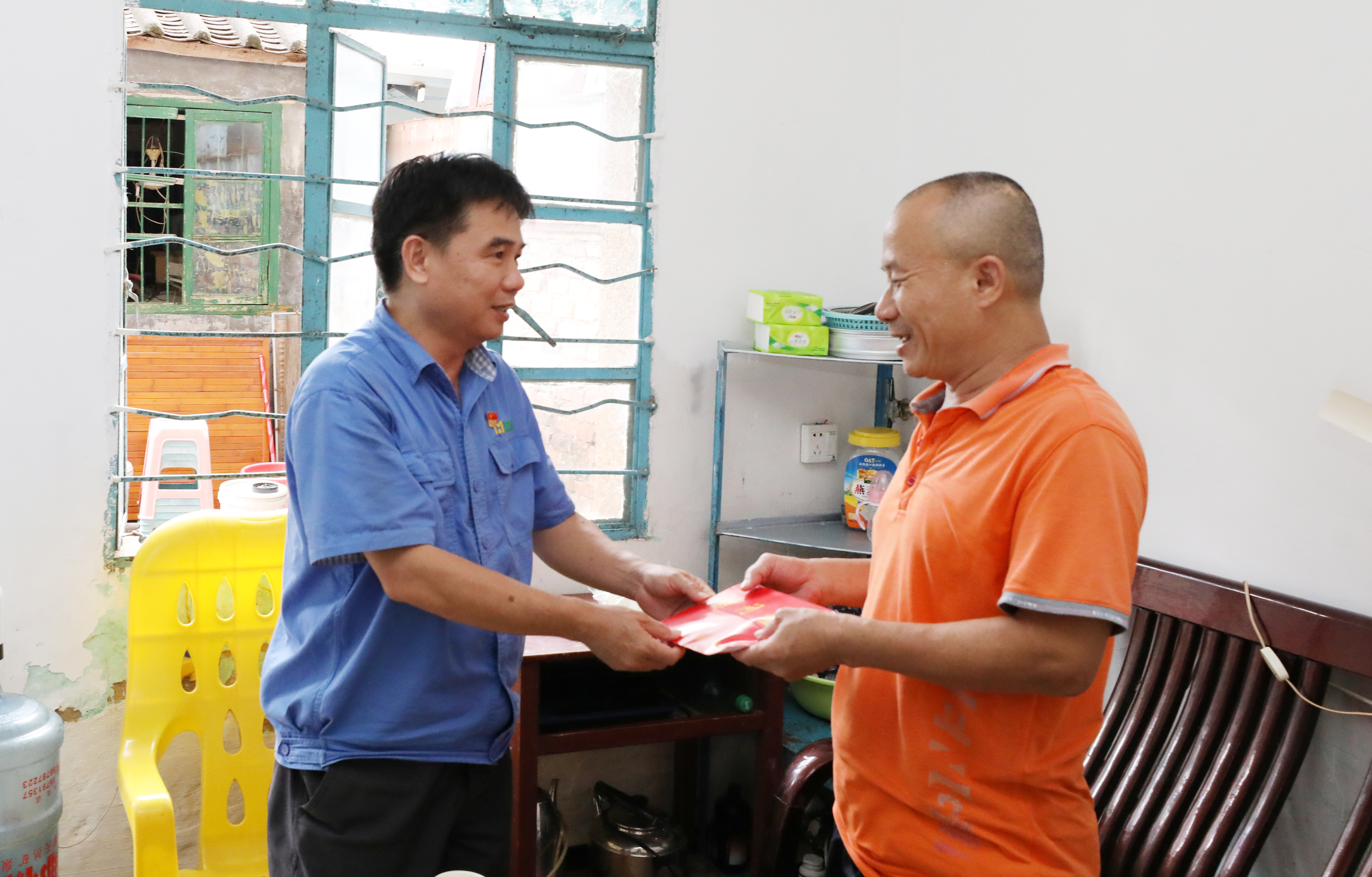 海南礦業對困難員工子女開展“金秋助學”慰問