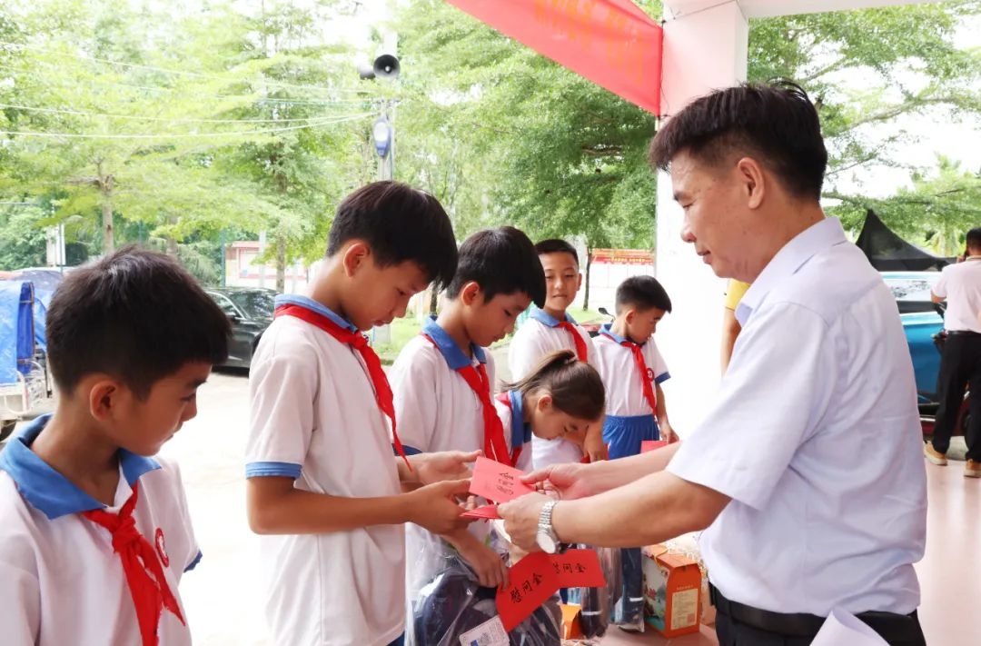 海南礦業(yè)到鄉(xiāng)村振興聯(lián)系點舉行留守兒童“六一”關(guān)愛活動
