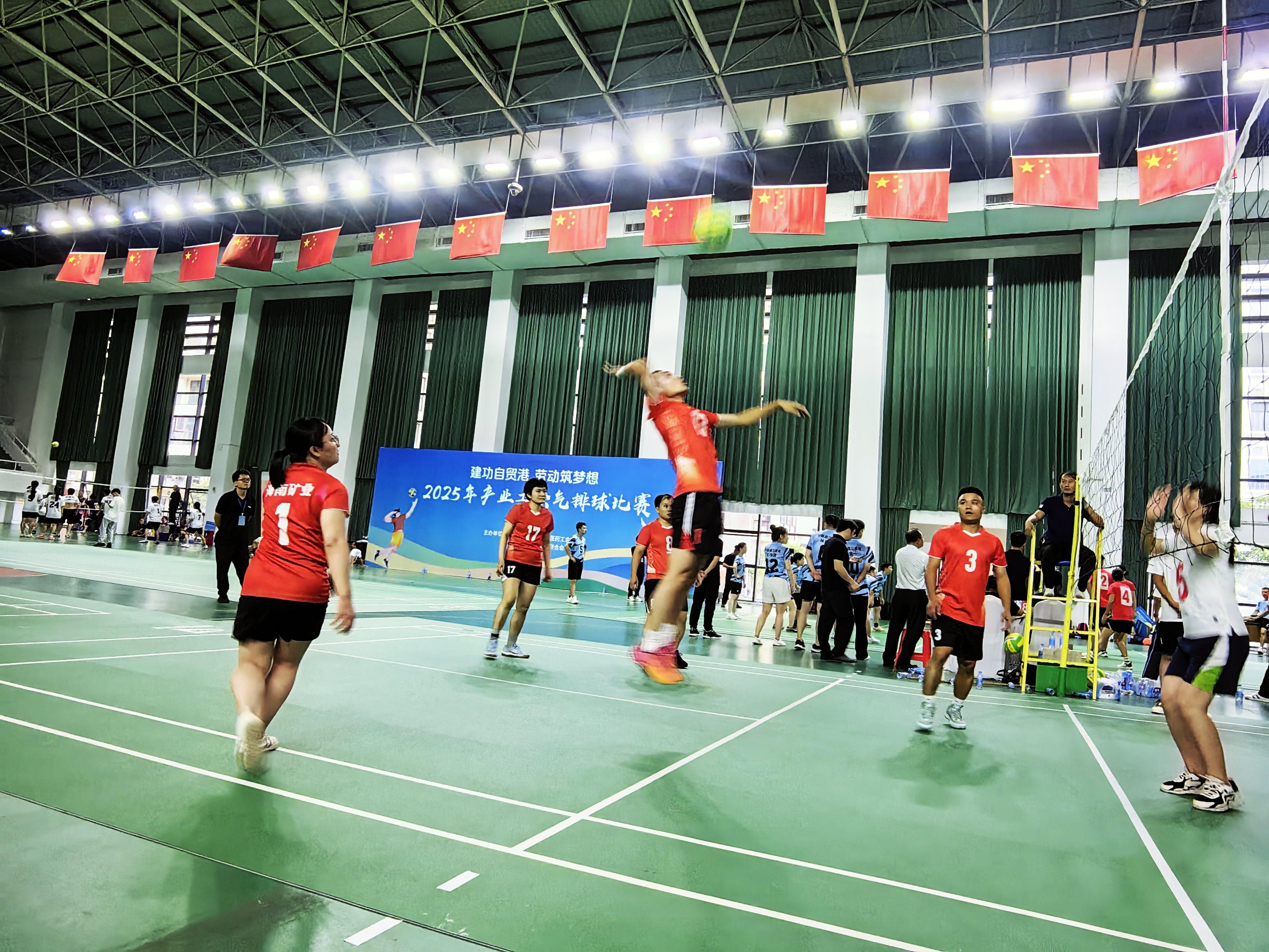 海南礦業參加海南省產業工會氣排球比賽獲“優秀組織獎”